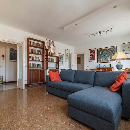 Roomy And Bright Apartment With Terrace Rome Bagian luar foto