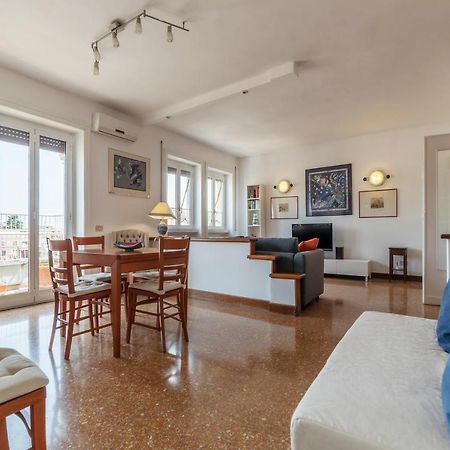 Roomy And Bright Apartment With Terrace Rome Bagian luar foto