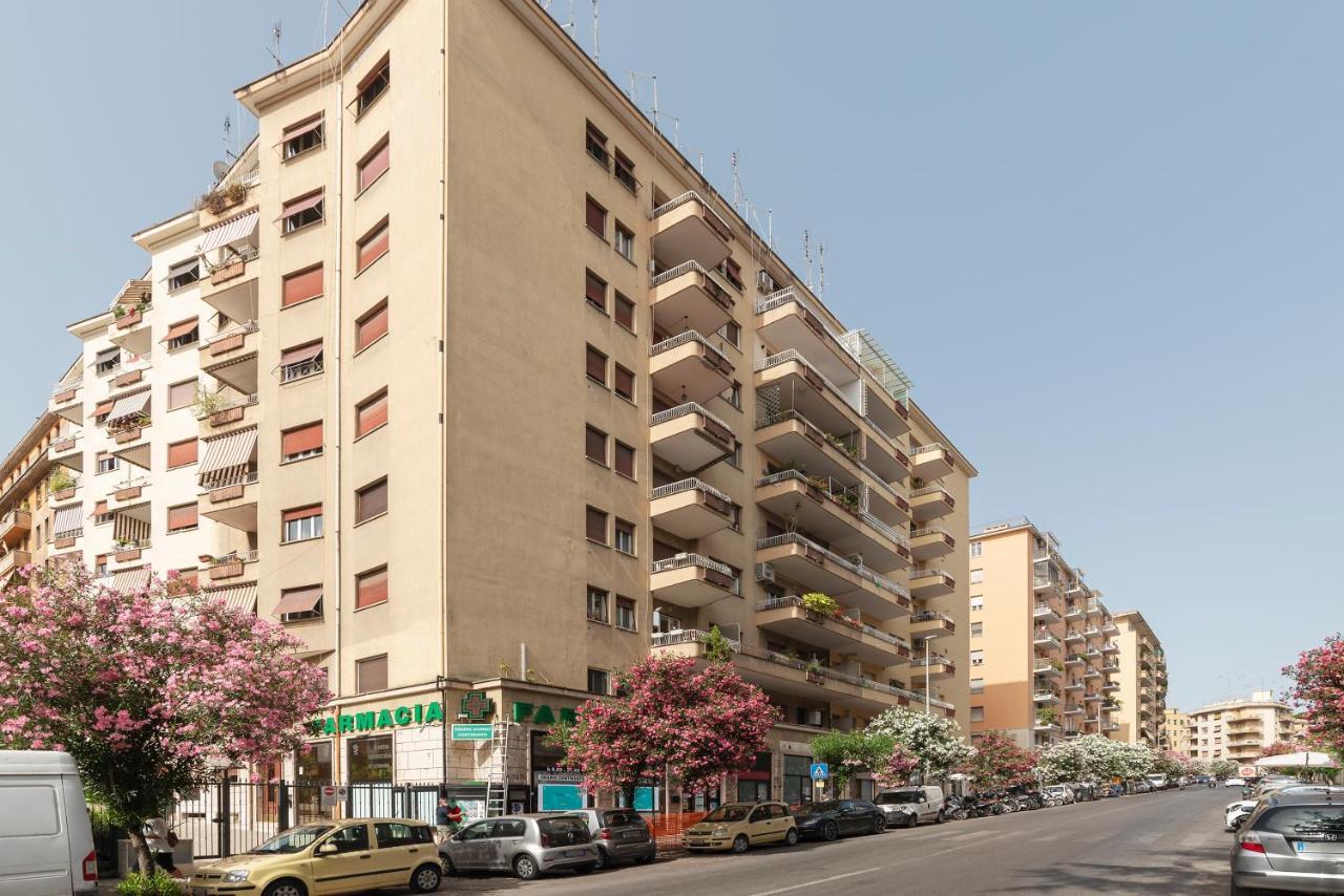 Roomy And Bright Apartment With Terrace Rome Bagian luar foto