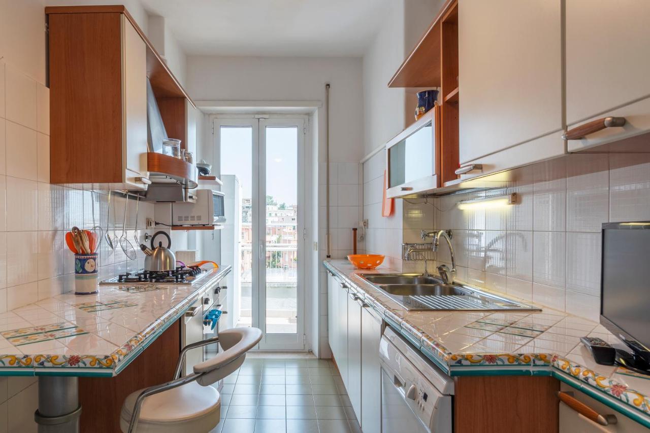 Roomy And Bright Apartment With Terrace Rome Bagian luar foto