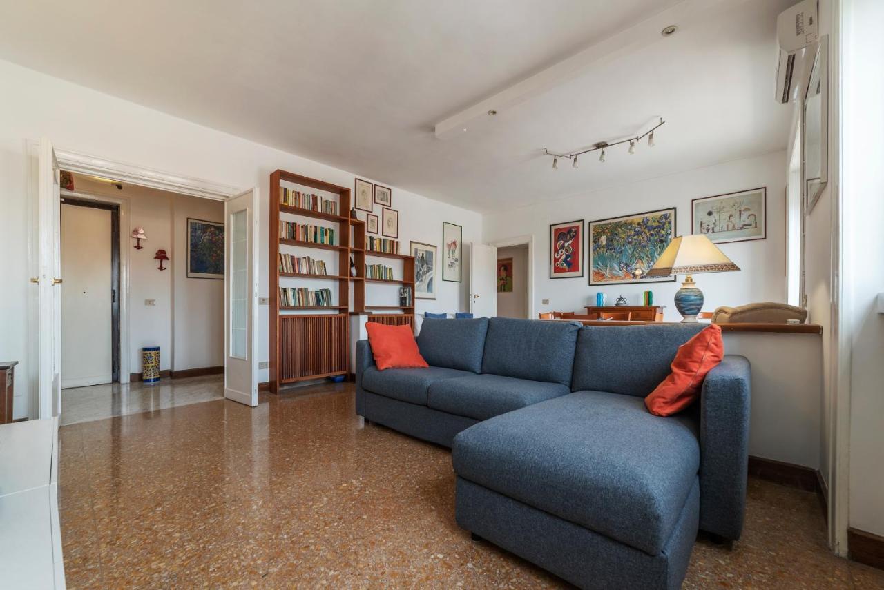 Roomy And Bright Apartment With Terrace Rome Bagian luar foto
