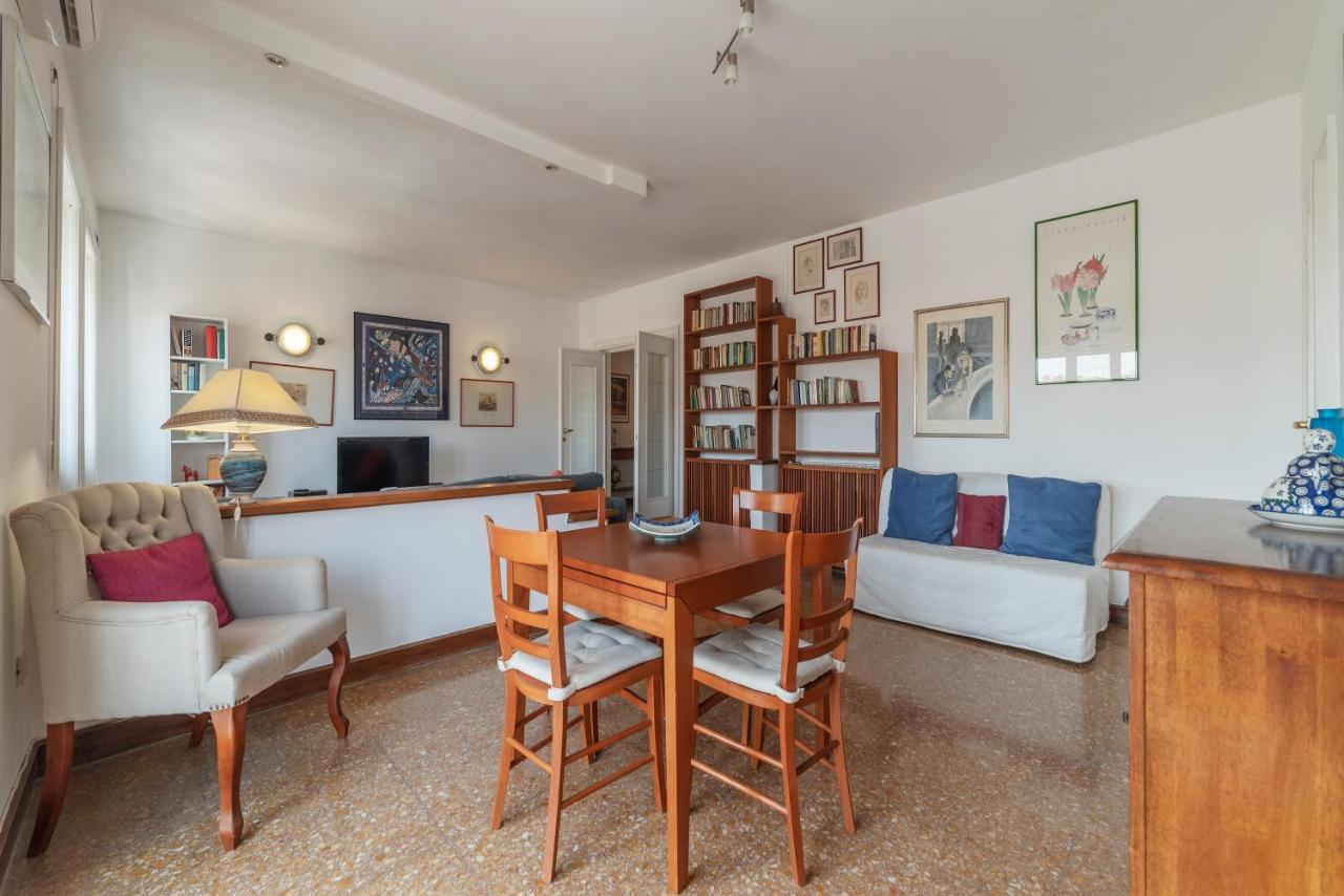Roomy And Bright Apartment With Terrace Rome Bagian luar foto