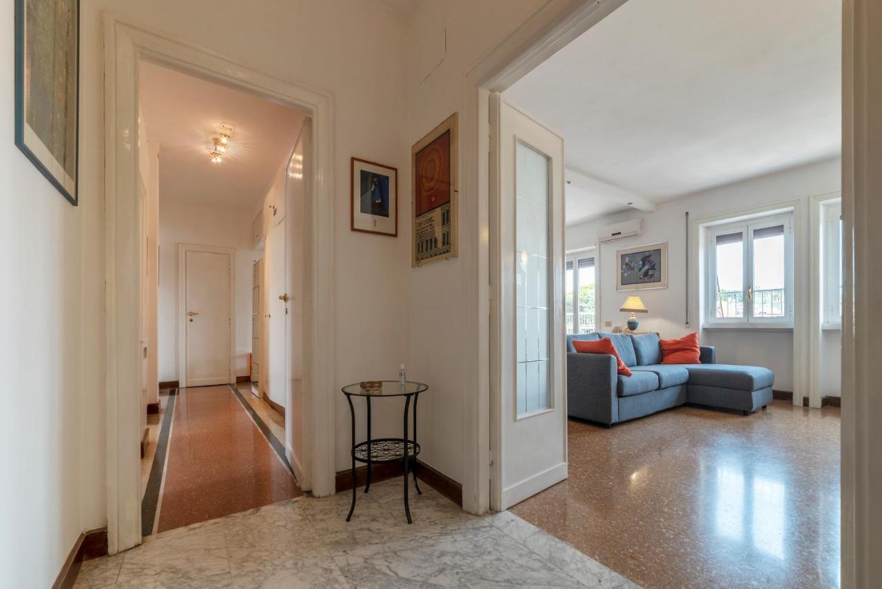 Roomy And Bright Apartment With Terrace Rome Bagian luar foto