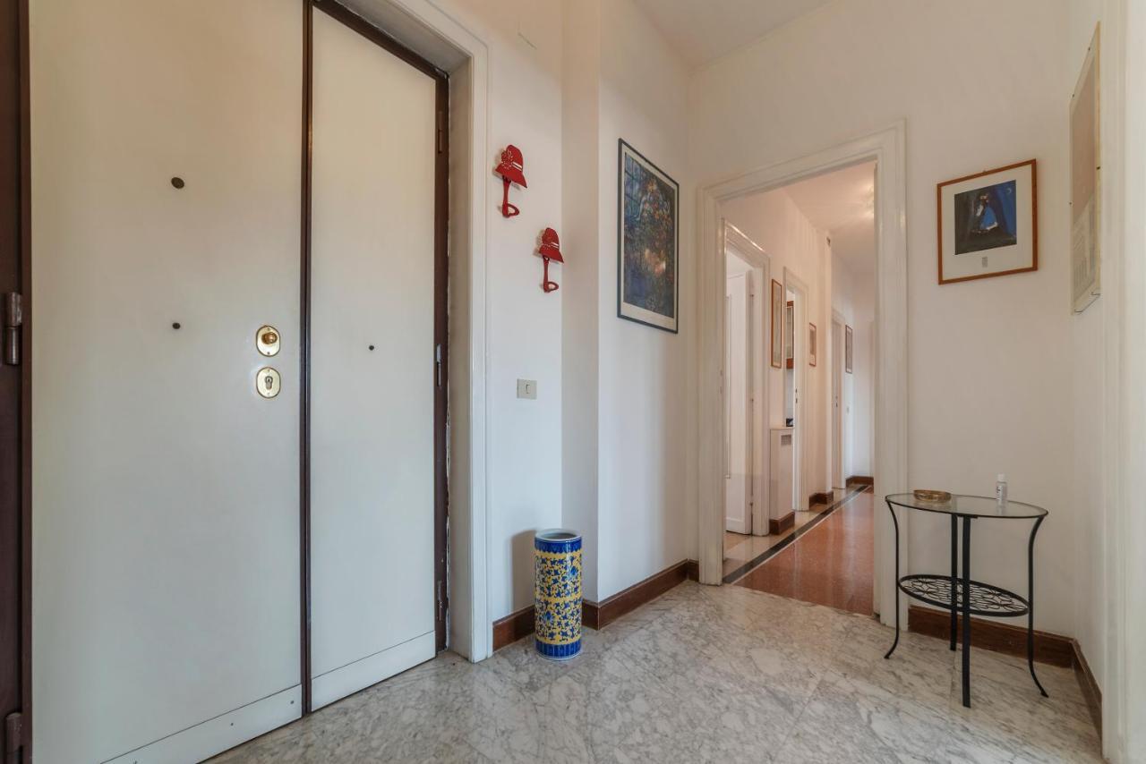 Roomy And Bright Apartment With Terrace Rome Bagian luar foto