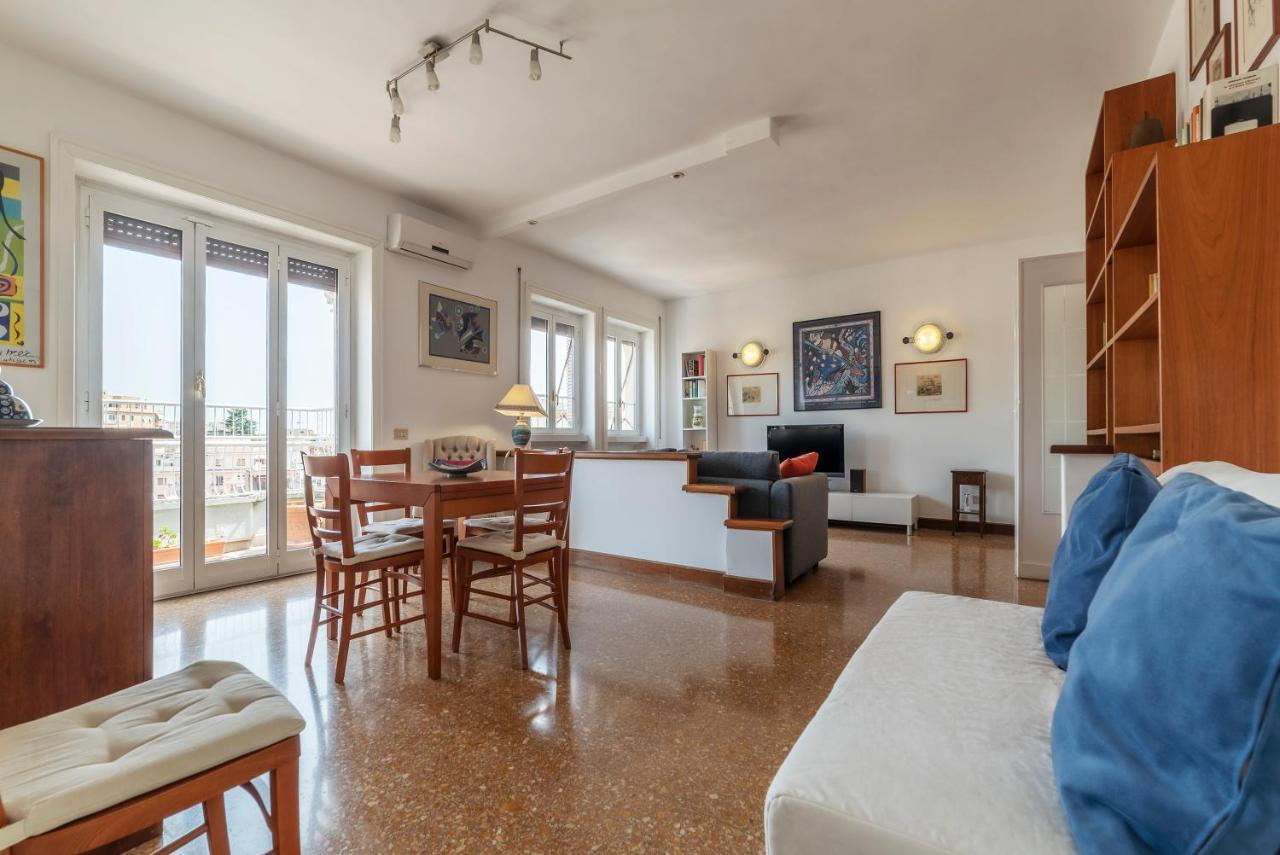 Roomy And Bright Apartment With Terrace Rome Bagian luar foto