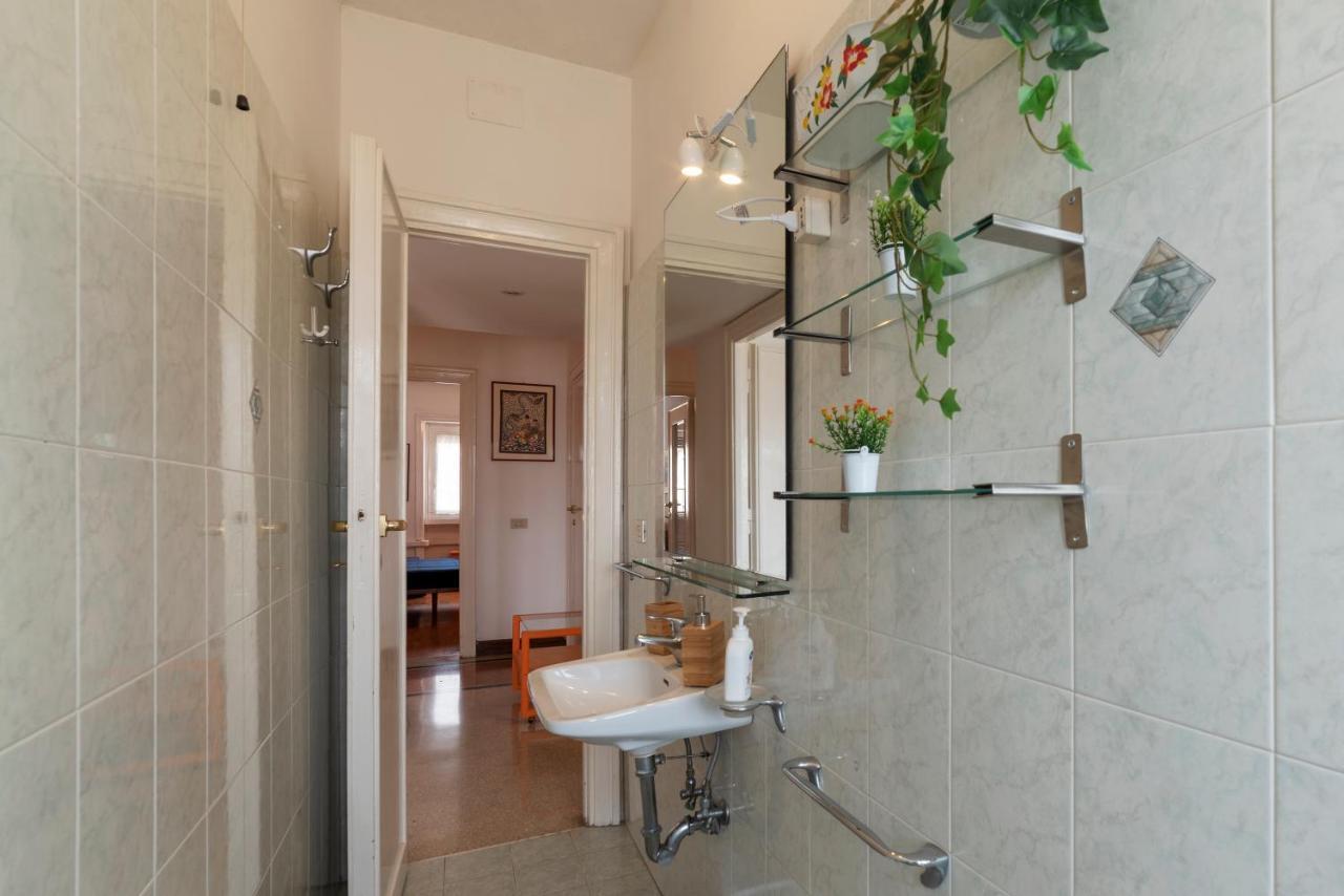 Roomy And Bright Apartment With Terrace Rome Bagian luar foto