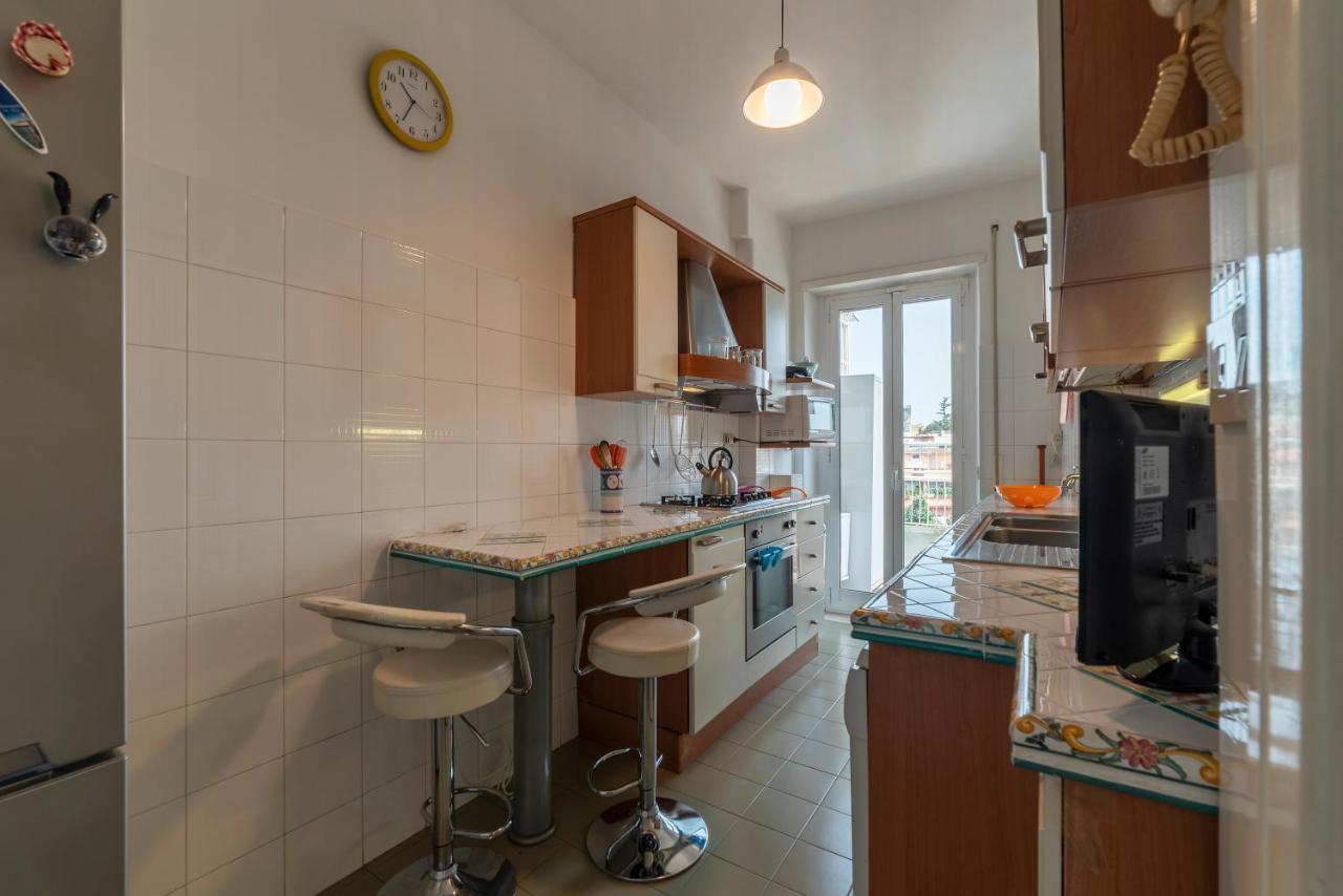 Roomy And Bright Apartment With Terrace Rome Bagian luar foto