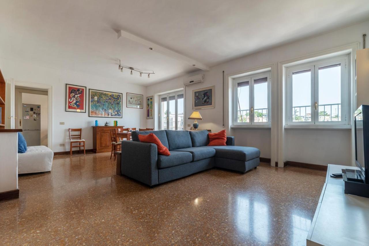 Roomy And Bright Apartment With Terrace Rome Bagian luar foto