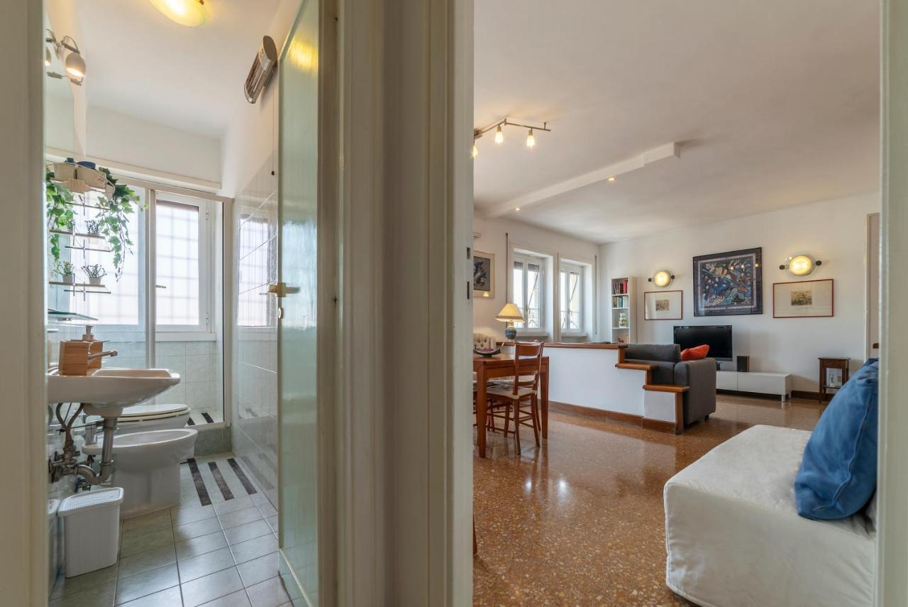 Roomy And Bright Apartment With Terrace Rome Bagian luar foto