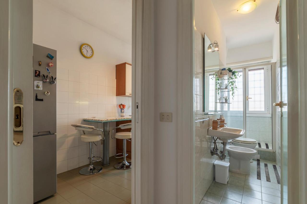 Roomy And Bright Apartment With Terrace Rome Bagian luar foto