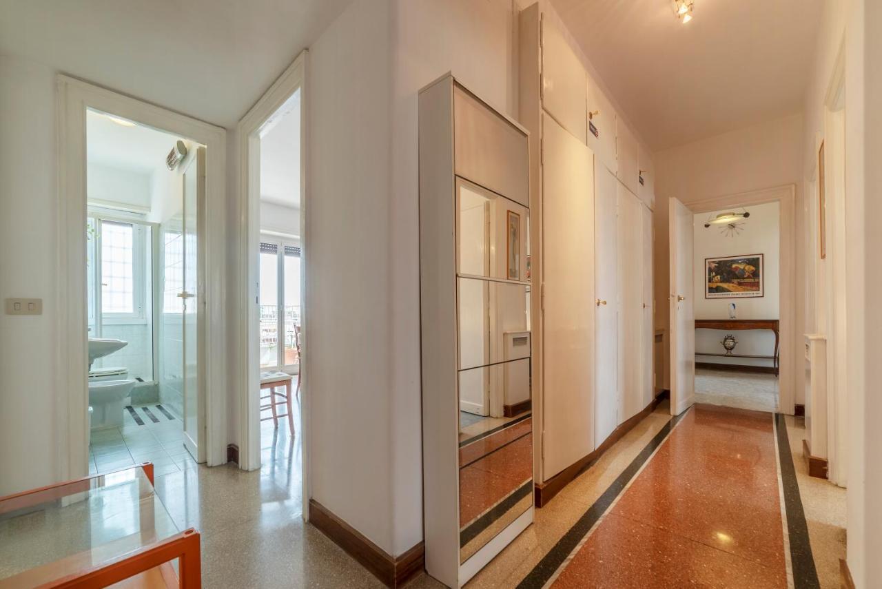 Roomy And Bright Apartment With Terrace Rome Bagian luar foto