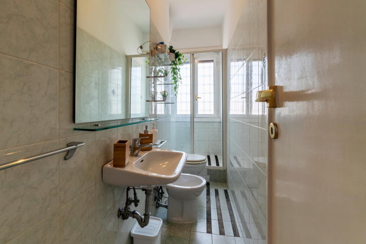 Roomy And Bright Apartment With Terrace Rome Bagian luar foto